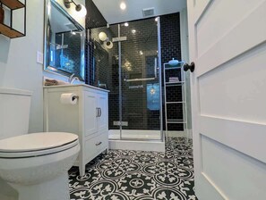 Bañera con ducha, secador de pelo, toallas