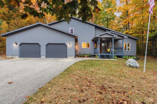 Total Seclusion! Hot tub, Traverse City downtown 10 min, Booking for summer!