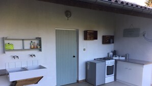 A compact kitchen with a sink, a stove, and a refrigerator. - Unique & serene 1-Bed Cabin close to Domfront (Domfront)