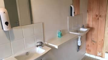 Douche, serviettes fournies