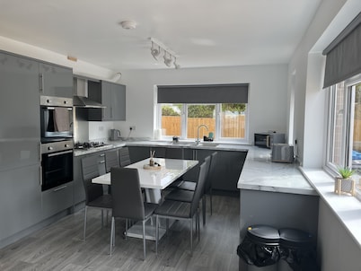 House - Sleeps 14, onsite parking & pets allowed