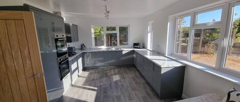 Réfrigérateur, four à micro-ondes, un four, surface de cuisson