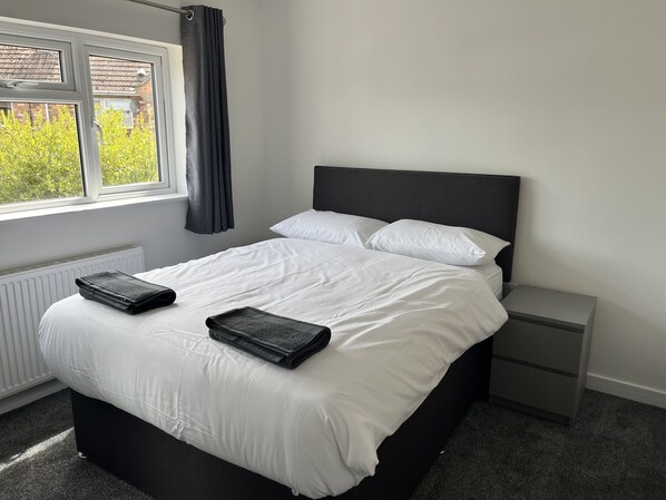 6 bedrooms, iron/ironing board, WiFi, bed sheets