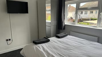 6 bedrooms, iron/ironing board, WiFi, bed sheets