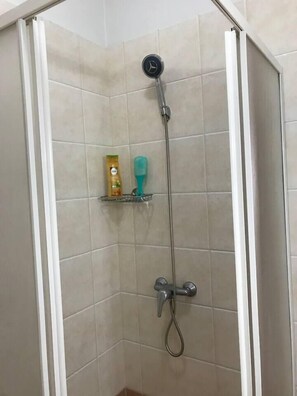 Douche, serviettes fournies