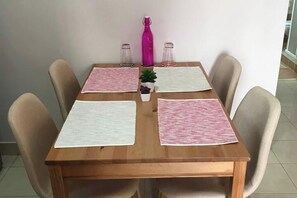 Dining - 1 Bed - Sleeps 2 - Private Balcony - Free Parking (Mirties)