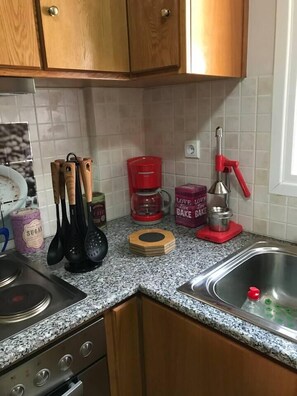 Kühlschrank, Mikrowelle, Ofen, Herdplatte