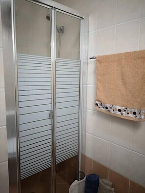 Een douche, een haardroger, handdoeken