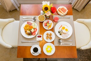 Free daily buffet breakfast