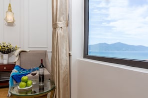 Habitación doble superior de uso individual, baño en la habitación, vista parcial al mar | Vista a la playa o el mar
