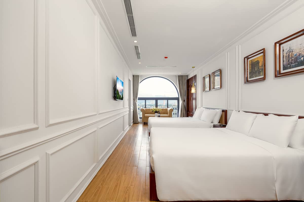 Chambre Luxe, plusieurs lits, salle de bains privée, vue ville | Literie de qualité supérieure, couette en duvet d'oie