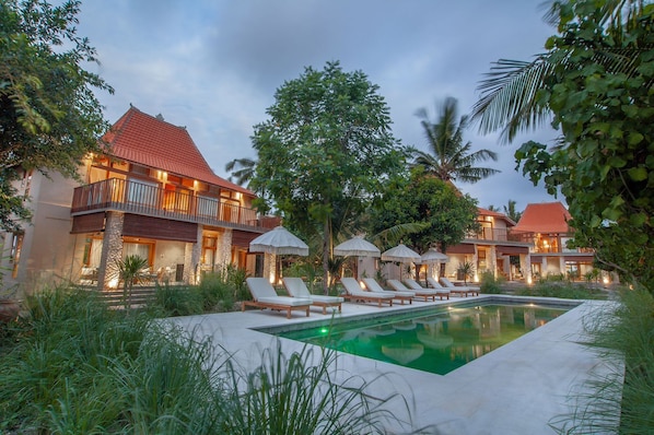 Outdoor pool - Diamond Beach Villas 4 (Bali)