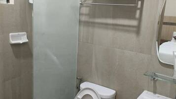 Shower, hydromassage showerhead, free toiletries, hair dryer