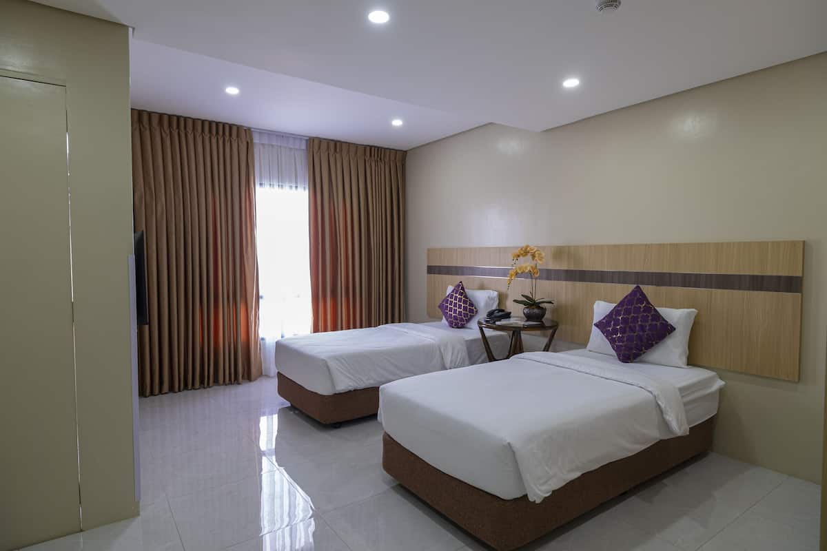 Deluxe Room | Hypo-allergenic bedding, down duvets, pillow-top beds, in-room safe