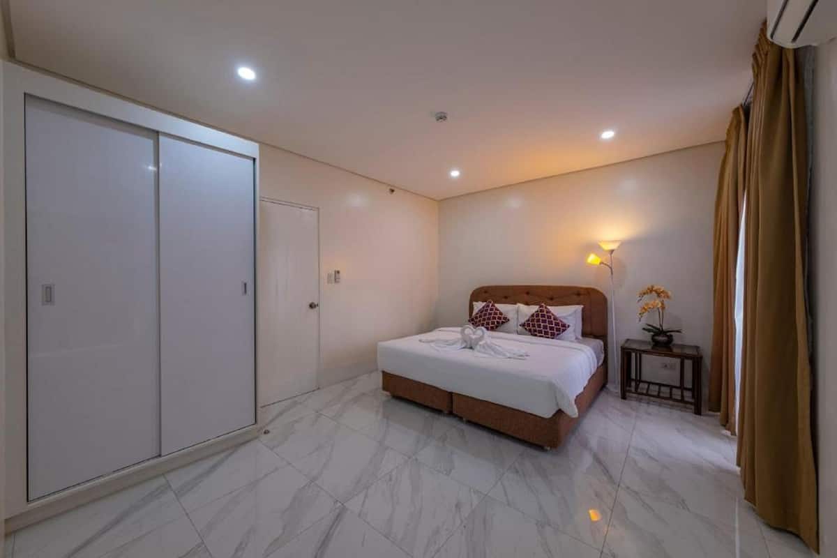 Presidential Studio Suite | Hypo-allergenic bedding, down duvets, pillow-top beds, in-room safe