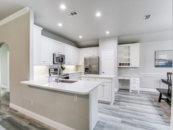 Jääkaappi, mikroaaltouuni, uuni, liesi