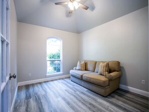 TV connectée, livres, chaîne hi-fi