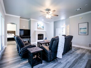 Smart TV, libri, impianto stereo