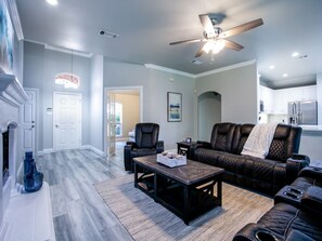 Smart TV, books, stereo - Corporate Rental just 15 minutes from DFW Airport (Flower Mound)