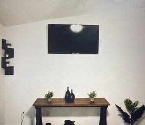 Living area - The Retreat Stay (The Woodlands)
