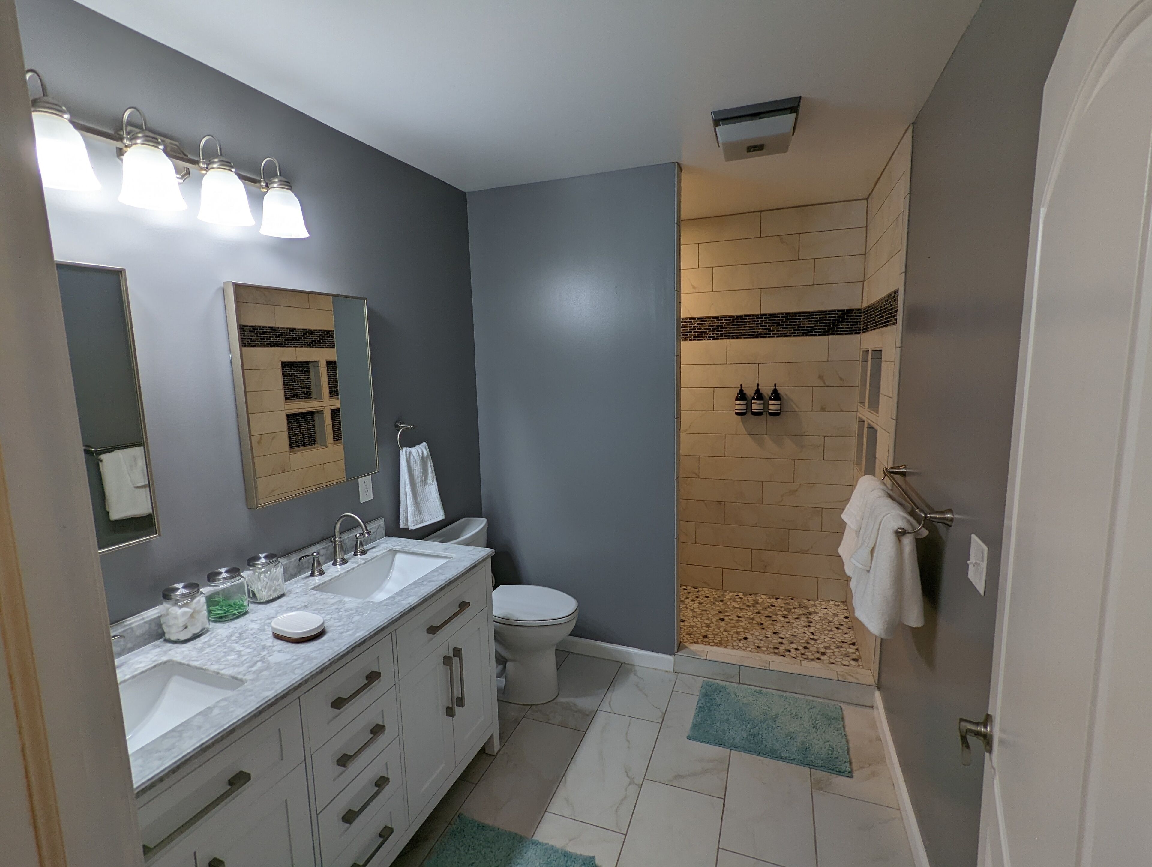 Dusche, Haartrockner, Handtücher, Seife