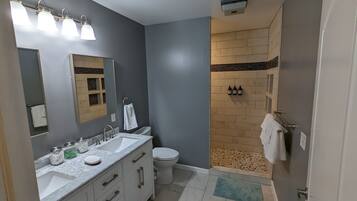 Dusche, Haartrockner, Handtücher, Seife