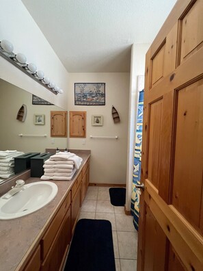 Combined shower/tub, towels, soap, toilet paper