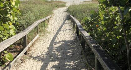 Beachside Bungalow- Entire House, Steps to Beach. Fire Pit and Home Gym!
