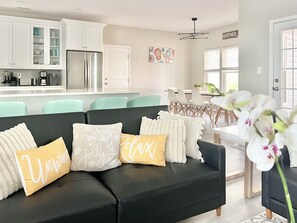 スマートテレビ、暖炉、書庫