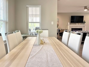 Dining - 8 miles to Bush Gardens/5 Bedroom Rancher with 2 master's/ playground/backyard (Newport News)