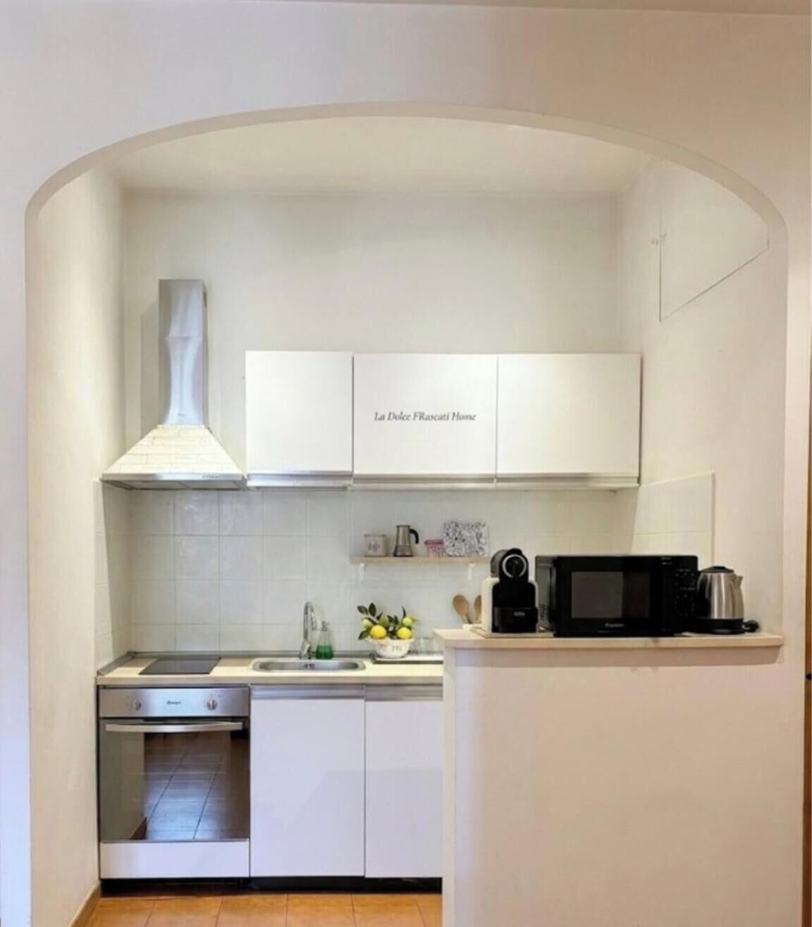 Cafetera y tetera, refrigerador, horno y parrilla de estufa 