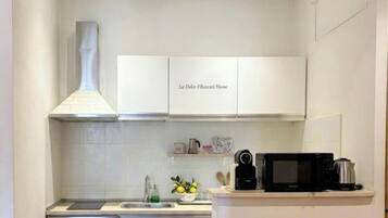 Cafetera y tetera, refrigerador, horno y parrilla de estufa