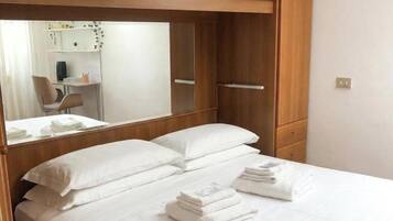 1 habitación, tabla de planchar con plancha, internet y ropa de cama