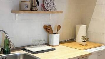 Cafetera y tetera, refrigerador, horno y parrilla de estufa