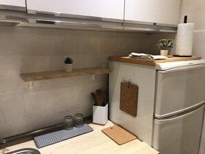 Kühlschrank, Ofen, Herdplatte, Wasserkocher mit Kaffee-/Teezubehör