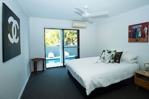 5 bedrooms, Internet, bed sheets - Gorgeous 5BD Home beach fishing major shopping centre and dining less than 5mins (Broadbeach Waters)