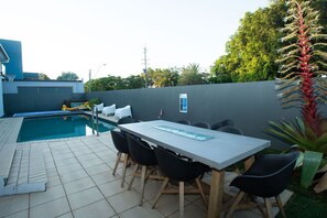 Outdoor dining - Gorgeous 5BD Home beach fishing major shopping centre and dining less than 5mins (Broadbeach Waters)