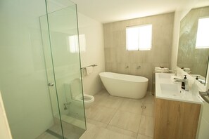 Shower, hair dryer, towels, soap - Gorgeous 5BD Home beach fishing major shopping centre and dining less than 5mins (Broadbeach Waters)