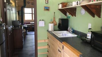 Réfrigérateur, micro-ondes, cafetiÚre/bouilloire, grille-pain