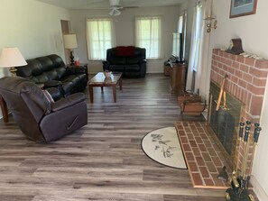 智能电视、DVD 播放器、桌上足球