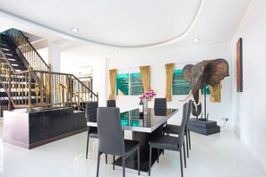 Biệt thự Elite | Khu vực ăn uống tại phòng