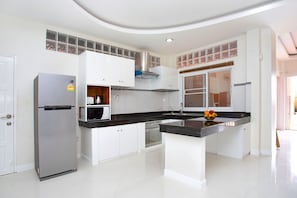 Elite Villa | Private kitchen | Fridge, microwave, oven, stovetop