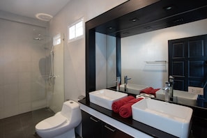 Deluxe Villa | Bathroom | Combined shower/tub, hair dryer, towels