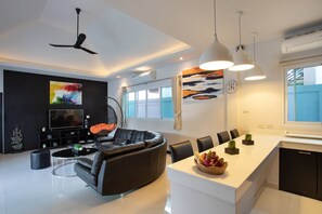 Deluxe Villa | Living room | 40-inch LED TV with digital channels, TV