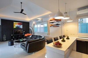 华丽别墅 | 客厅 | 40-英寸LED 电视 （配备数码频道）、电视