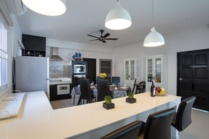 Villa Deluxe | Cuisine privée | Réfrigérateur, four à micro-ondes, surface de cuisson, lave-vaisselle