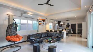 Deluxe villa | Woonkamer | Een 40-inch ledtelevisie met digitale zenders en televisie