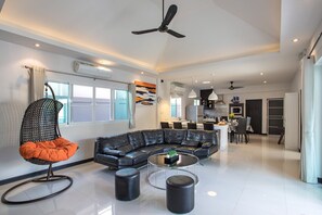 Deluxe Villa | Living room | 40-inch LED TV with digital channels, TV