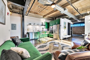 Smart TV - Oso Condo- Walk To The Silos (Waco)