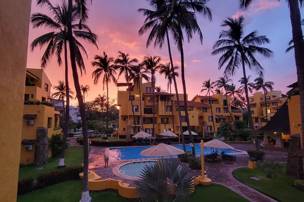 Una piscina al aire libre, una piscina climatizada